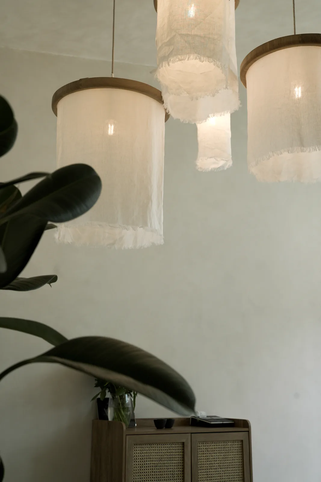 Ręcznie wykończone, tkaninowe lampy w strefie relaksu