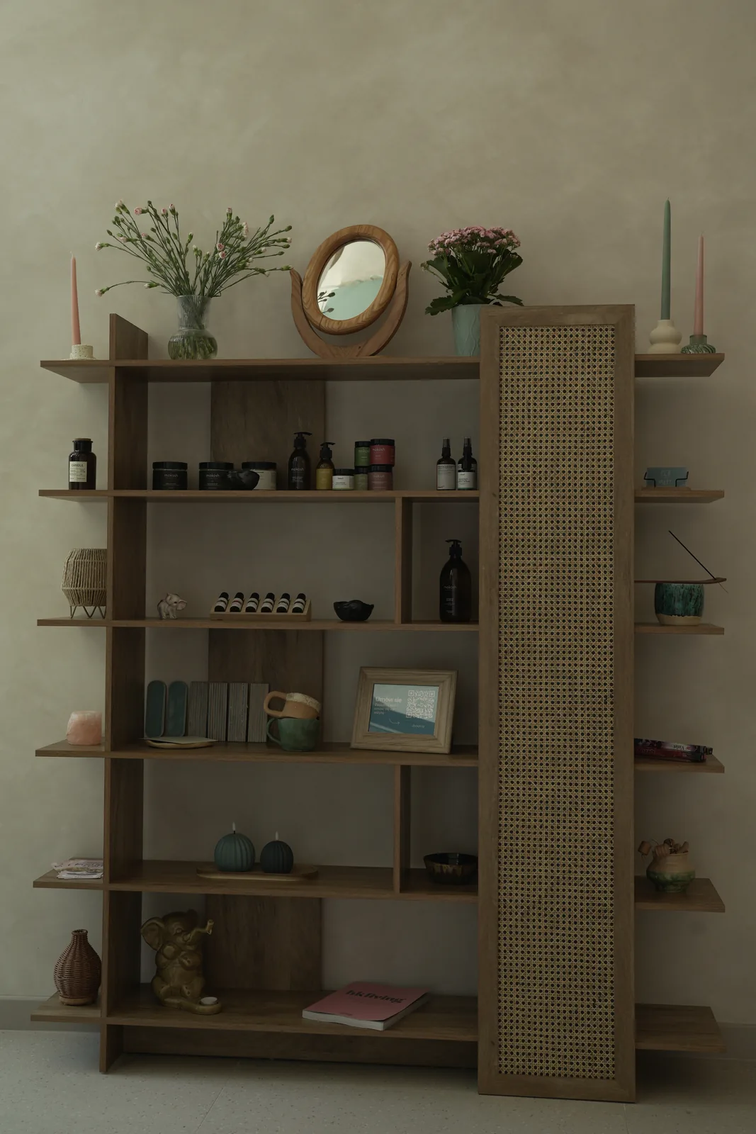 Drewniana ekspozycja kosmetyków i dekoracji w BIOLIFT Day Spa
